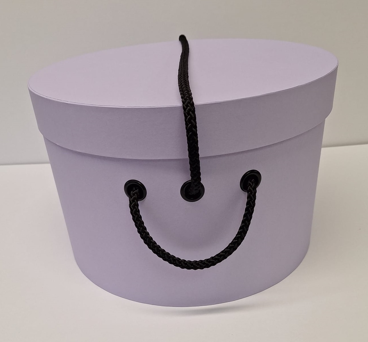 Happy hat box with rope handle